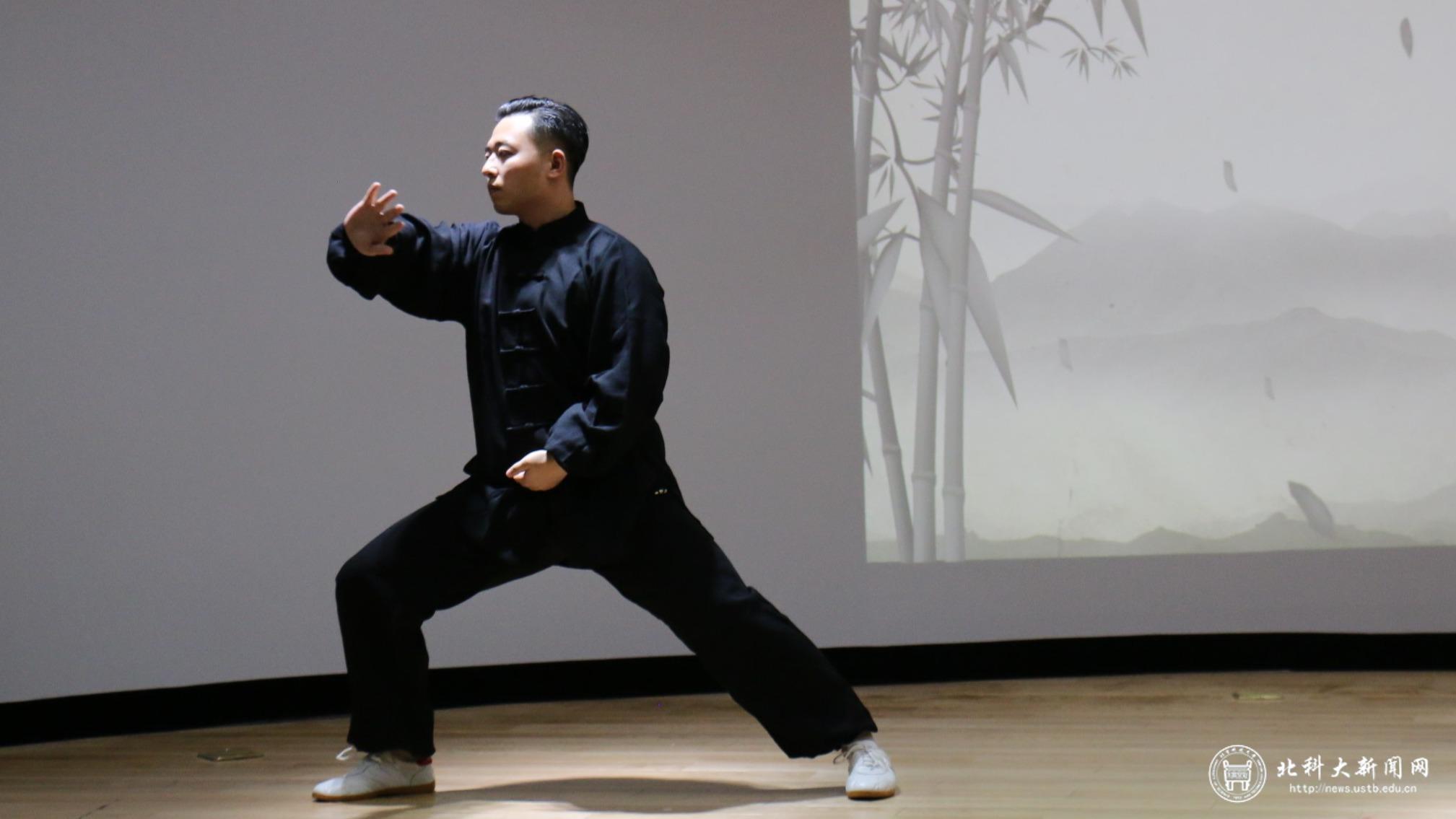 IMG_7928 这一成绩不仅展现了他在竞技场上的风采